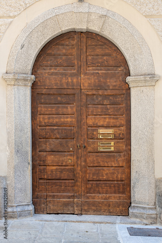 porta in legno scuro con ardo 
