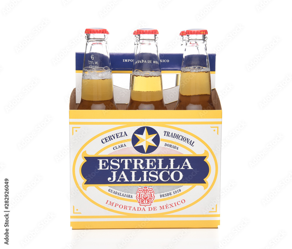 IRVINE, CALIFORNIA - MARCH 21, 2018: Six pack of Estrella Jalisco Beer side  view. Estrella Jalisco is a American Lager style beer brewed by Grupo Modelo,  foto de Stock | Adobe Stock