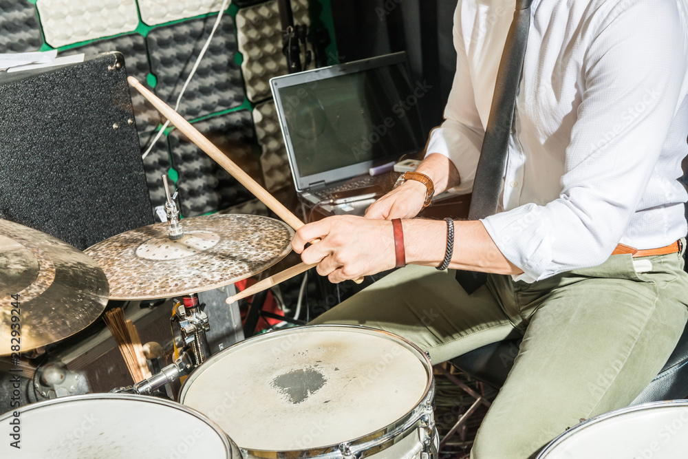 Fototapeta premium Detail of the hands of a man playing the drums.