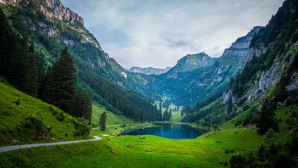Foto auf Acrylglas Alpen Schöner Bergsee in den Schweizer Alpen - sehr romantisch  © 4kclips