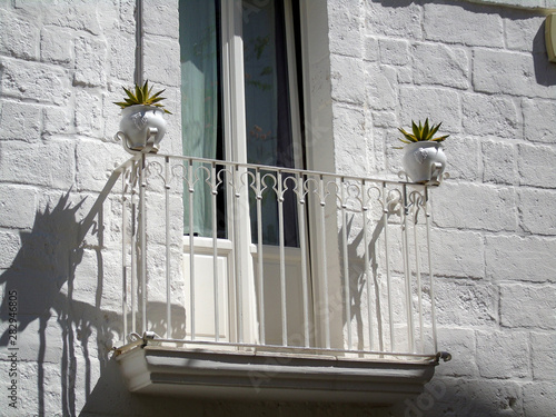 Balcone imbiancato tipico di una casa antica del sud Italia photo