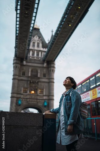 Obraz na płótnie Girl in london w salonie