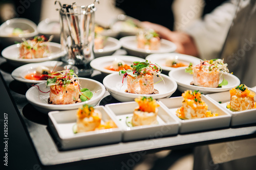 Konstfotografi Salmon tatrare in small plates, catering event, banquet food