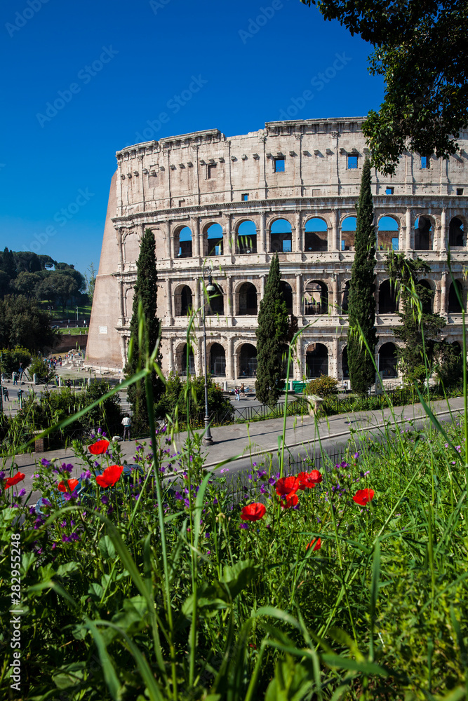 Obraz premium The famous Colosseum or Coliseum also known as the Flavian Amphitheatre in the centre of the city of Rome