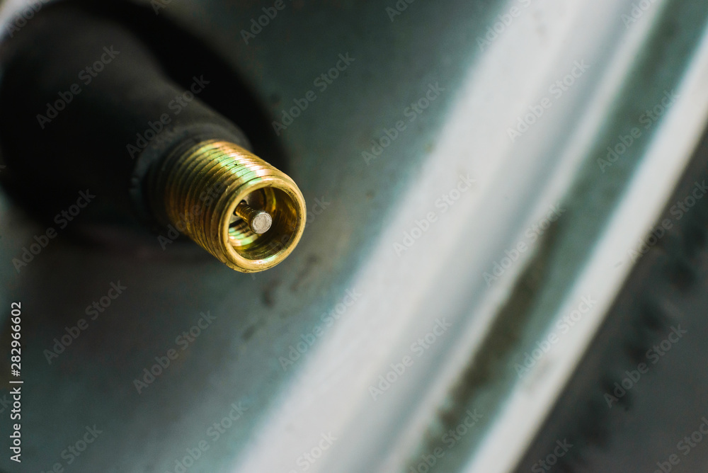 Car air stopper must always check the tire for safety. Car air stopper must always check the tire for safety.