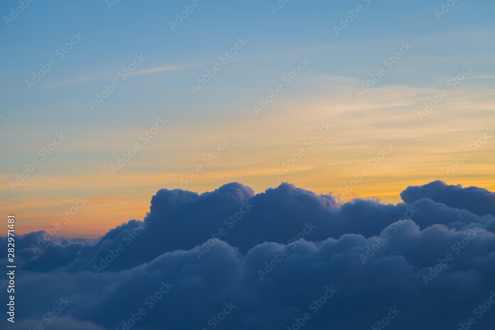 Obraz premium Beautiful sky and clouds before sunset