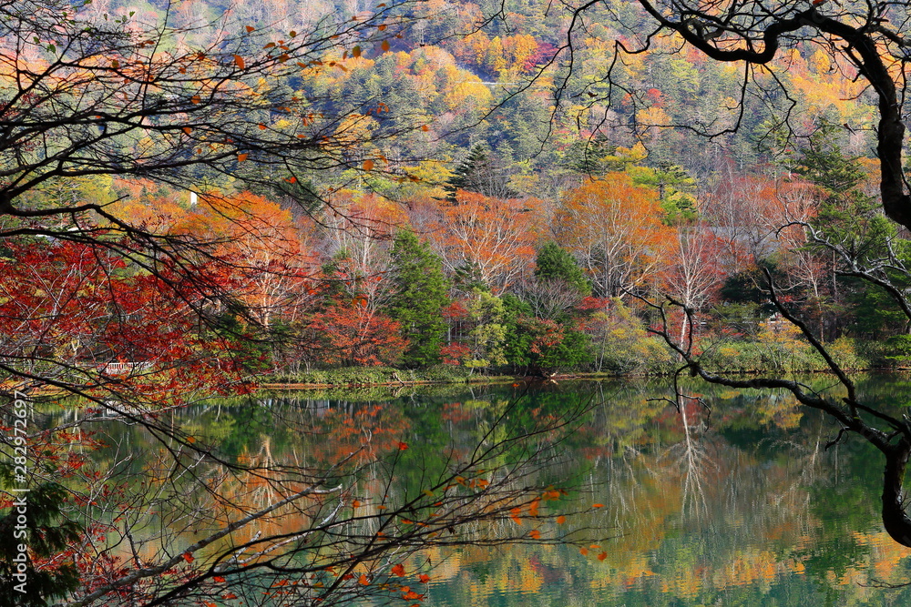 紅葉が美しい奥日光の湖