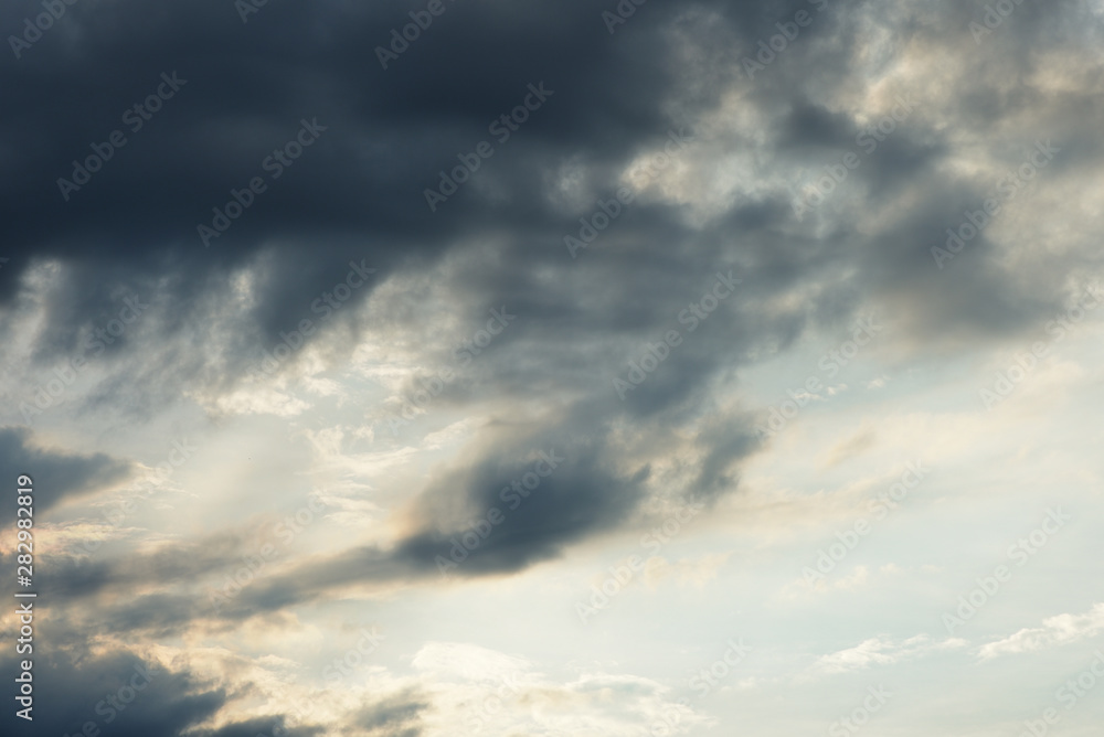 Obraz premium Cloudy sky on a overcast day. Dramatic background