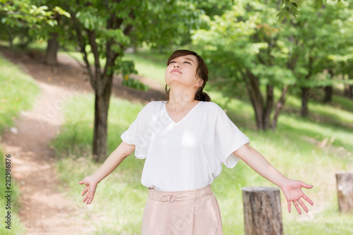 新緑の中の女性