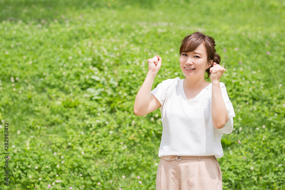 新緑の中の女性 新緑の中の女性