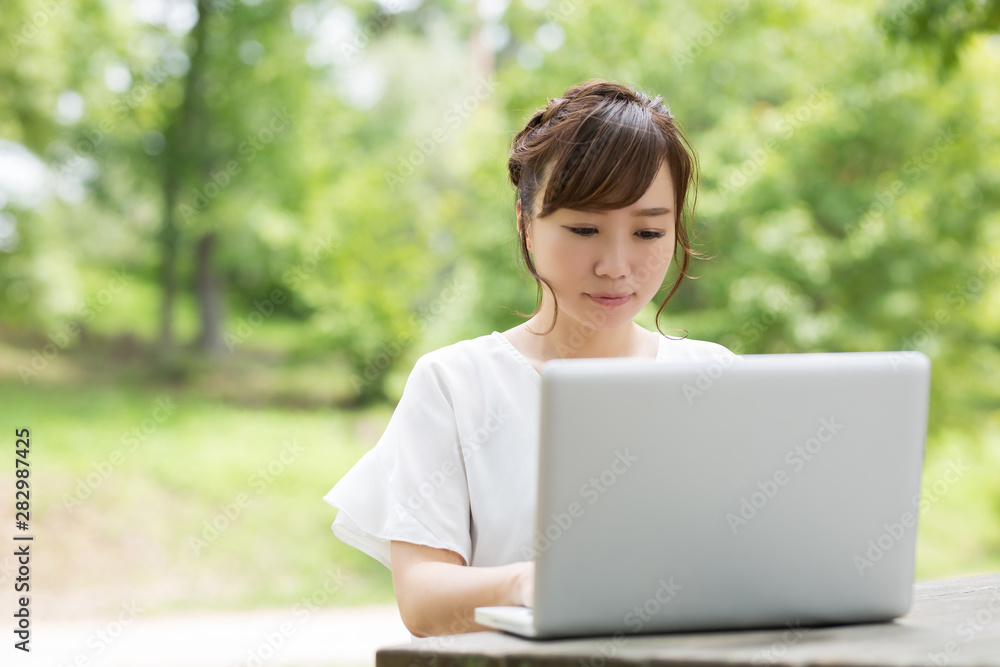 新緑の中の女性 新緑の中の女性