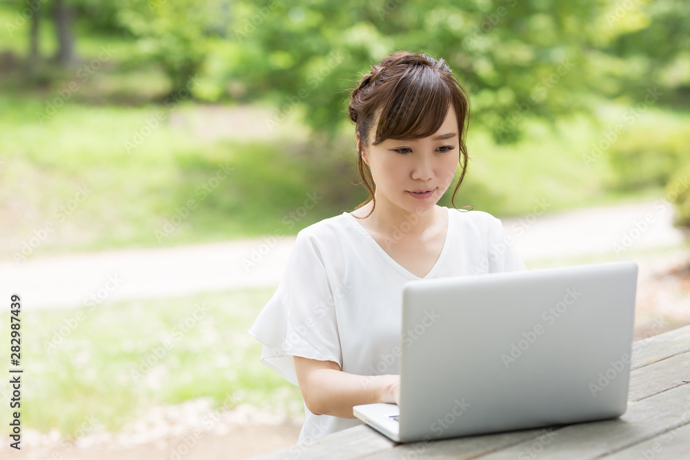 新緑の中の女性 新緑の中の女性