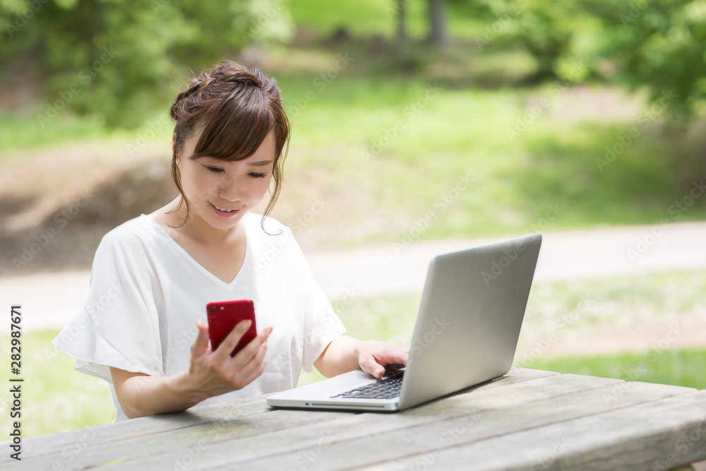 新緑の中の女性 新緑の中の女性