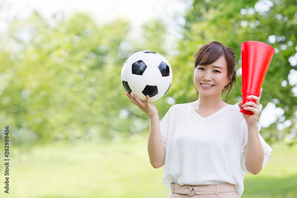 Obraz premium 新緑の中のビジネスウーマン