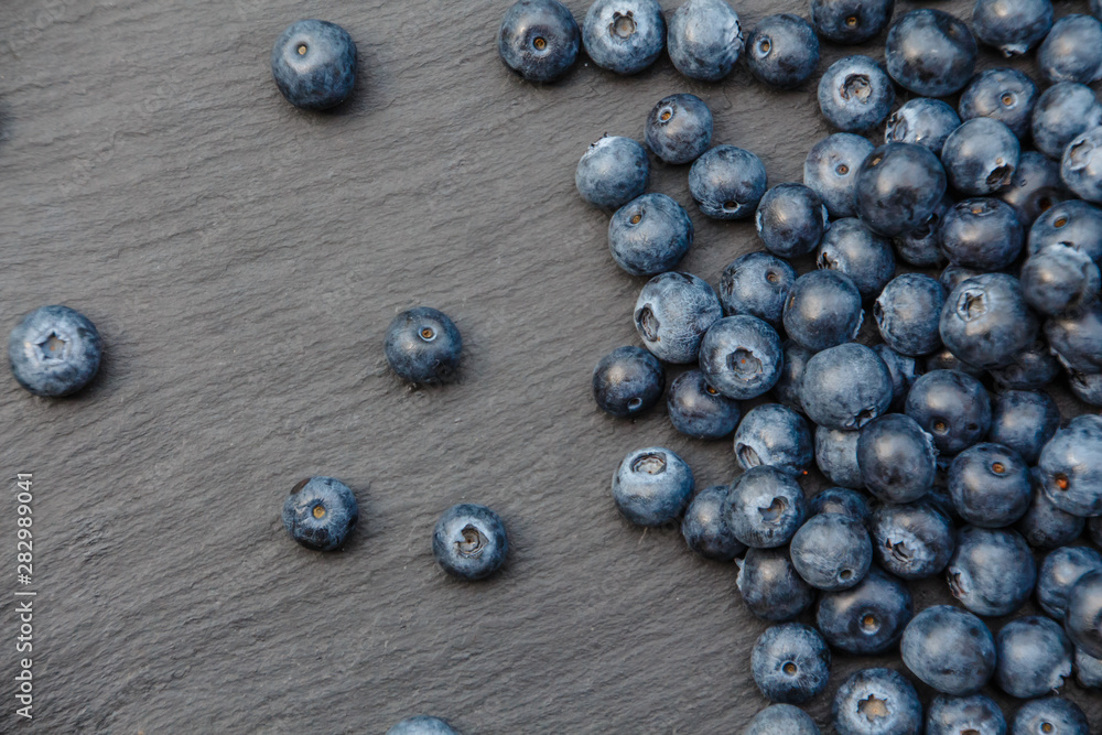 Heidelbeeren auf Schieferplatte Heidelbeeren auf Schieferplatte