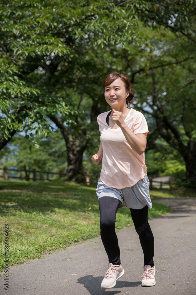 スポーツウェアの女性