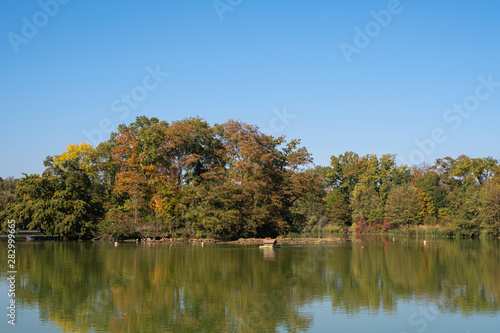 Der See im Kurpark von Bad Nauheim/Deutschland im Herbst