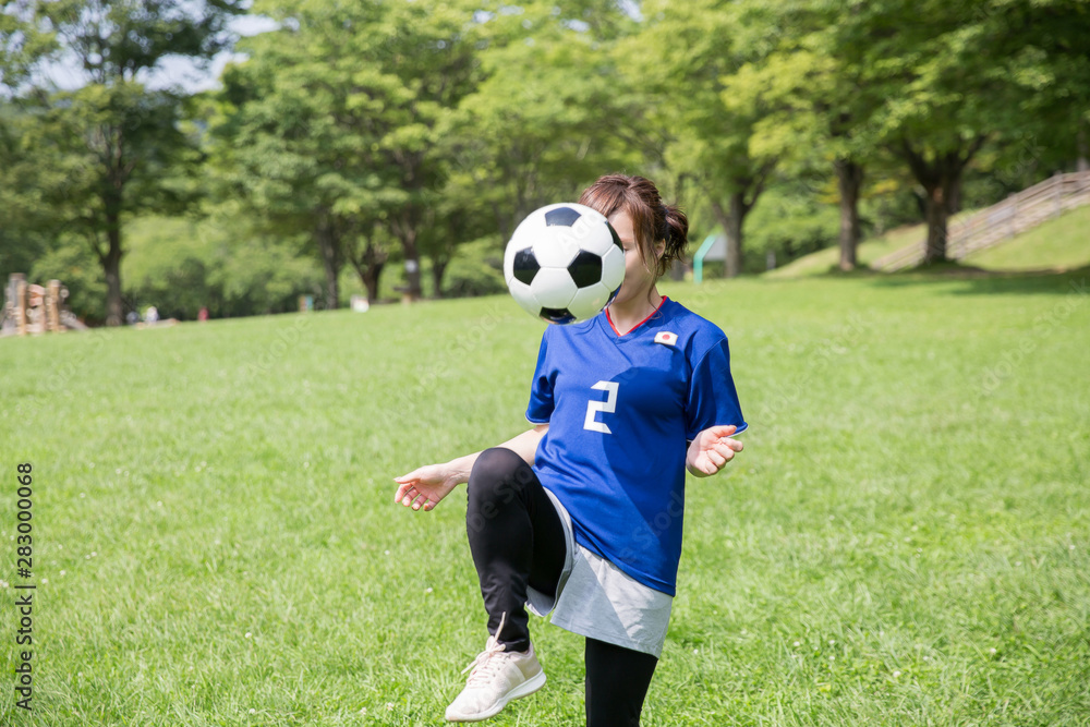 サッカーファンの女性 サッカーファンの女性