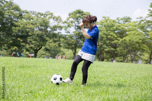 サッカーファンの女性 © buritora