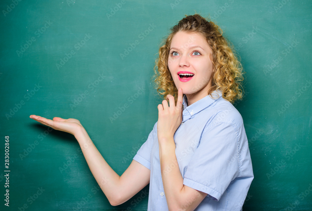 Obraz premium just inspired. knowledge day. empty blackboard information. back to school. woman likes studying. woman teacher at school lesson. happy student at blackboard. education. Students life. copy space