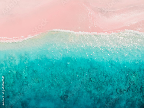 Tropical pink beach with blue ocean. Komodo islands Fototapet
