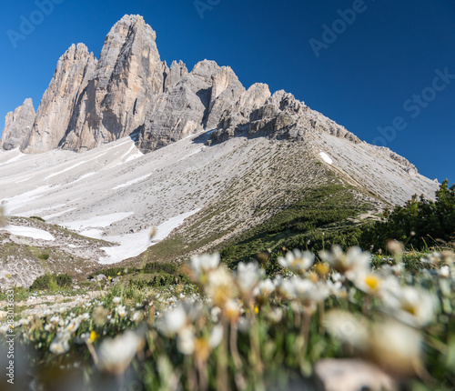 Panorama der drei Zinnen (italienisch Tre Cime di Lavaredo), ein markanter Gebirgsstock in den Sextner Dolomiten
