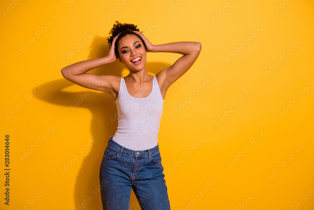 Close up photo attractive beautiful she her dark skin model lady arms hold head summer vacation weekend rest relax party modern look wear casual jeans denim tank-top isolated vivid yellow background Close up photo attractive beautiful she her dark skin model lady arms hold head summer vacation weekend rest relax party modern look wear casual jeans denim tank-top isolated vivid yellow background