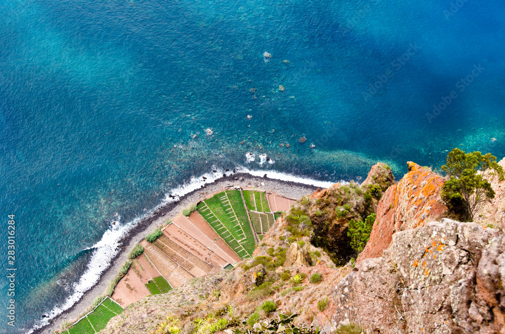 Einmalige Aussicht von der Steilküste Cabo Girao, Madeiras höchster Klippe über die Südküste, Portugal, Europa, 580 meter senkrecht hinab