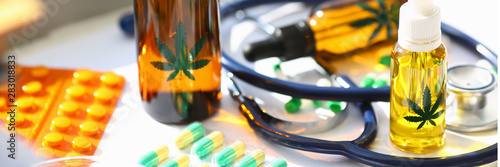 Fotografía Marijuana oil medicinal pills with stethoscope