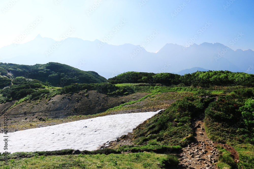 北アルプス笠ヶ岳への道　縦走路　弓折岳山頂から槍穂高連峰を望む