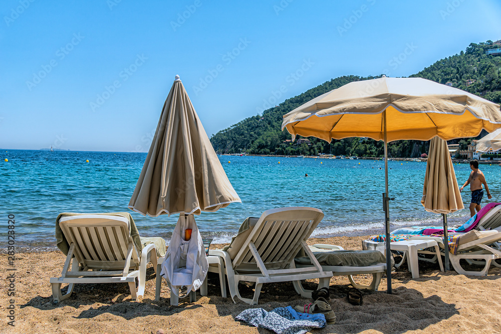 Strand mit Liegen und Sonnenschirm an der Cote d'azur