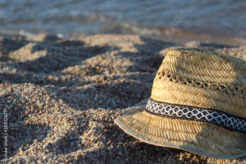 chapeaux sur le sable 