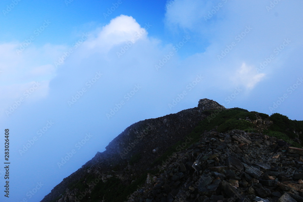 北アルプス笠ヶ岳　夏の朝　笠ヶ岳山頂の風景