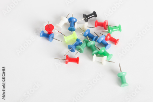 Obraz na płótnie Colorful thumb tack on the white background