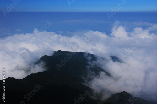 北アルプス笠ヶ岳 夏の朝 笠ヶ岳山頂からの風景 クリヤ谷コース