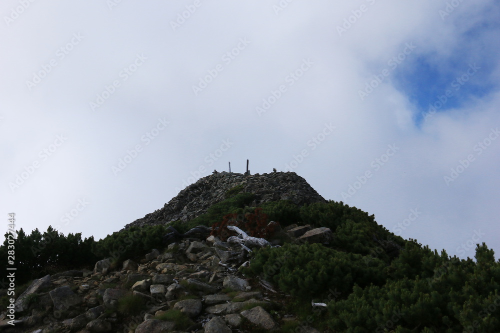 Fototapeta premium 北アルプス笠ヶ岳 夏の朝 笠ヶ岳山頂の風景