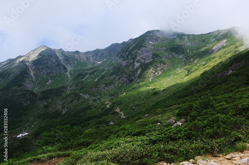 北アルプス笠ヶ岳への道 笠新道 杓子平の風景 縦走路の稜線を仰ぎ見る 