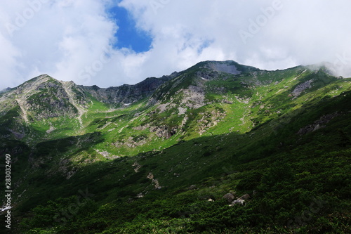 北アルプス笠ヶ岳への道 笠新道 杓子平の風景 縦走路の稜線を仰ぎ見る 