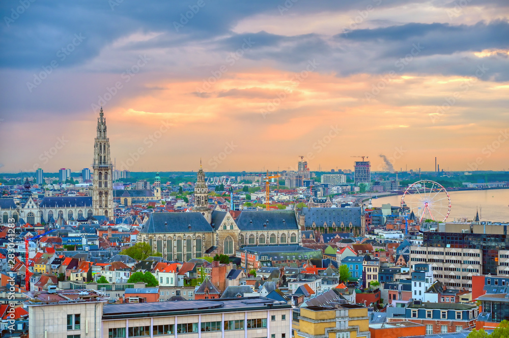 Naklejka premium Widok z lotu ptaka Antwerpii, Belgia o zachodzie słońca.