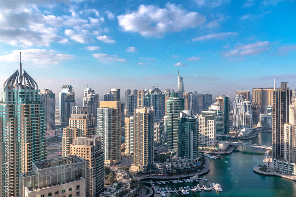 Fototapeta premium Panoramę Dubaju, widok z lotu ptaka na miasto w Dubai Marina w pochmurny dzień