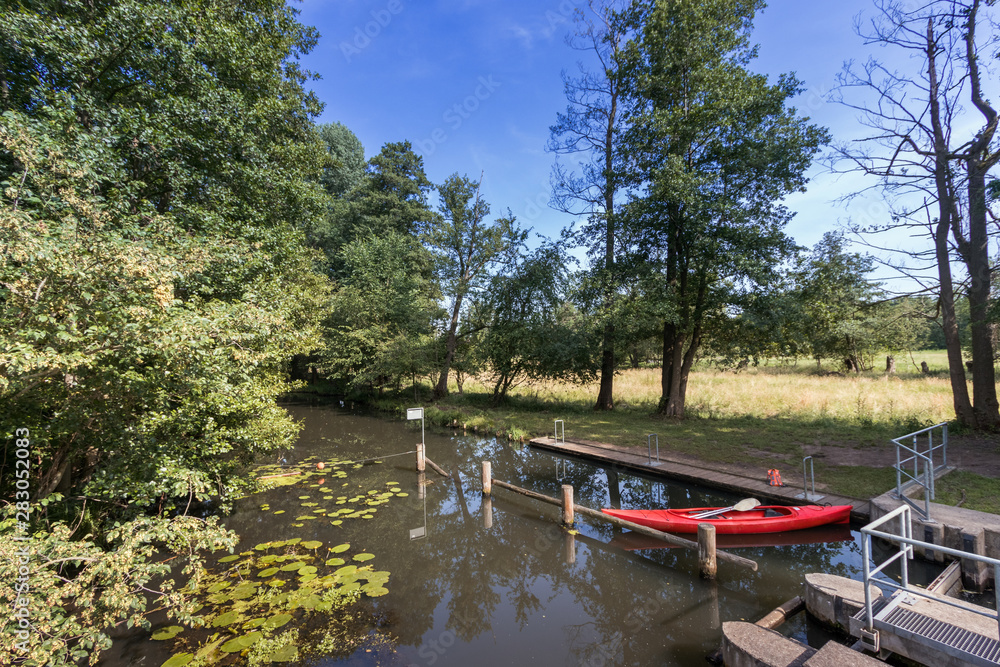 Kanal, Fliess im Spreewald mit Paddelboot und Wehr Kanal, Fliess im Spreewald mit Paddelboot und Wehr