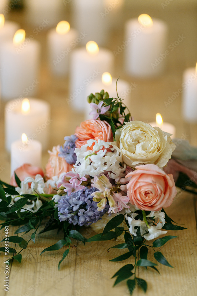 Obraz premium wedding bouquet on the floor with many candles