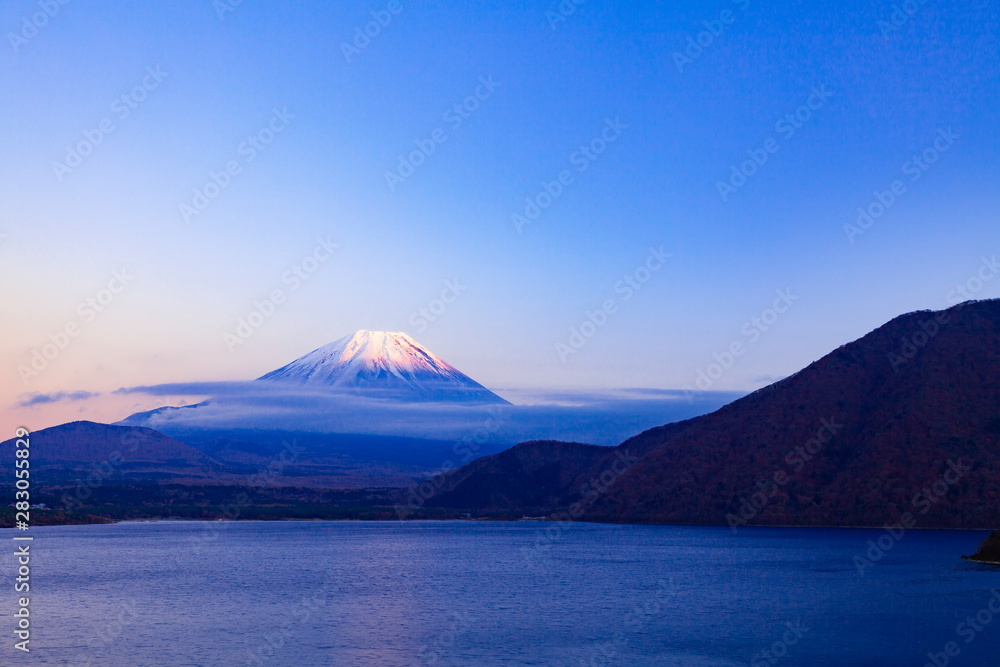 夕日を浴びた富士山、山梨県本栖湖にて