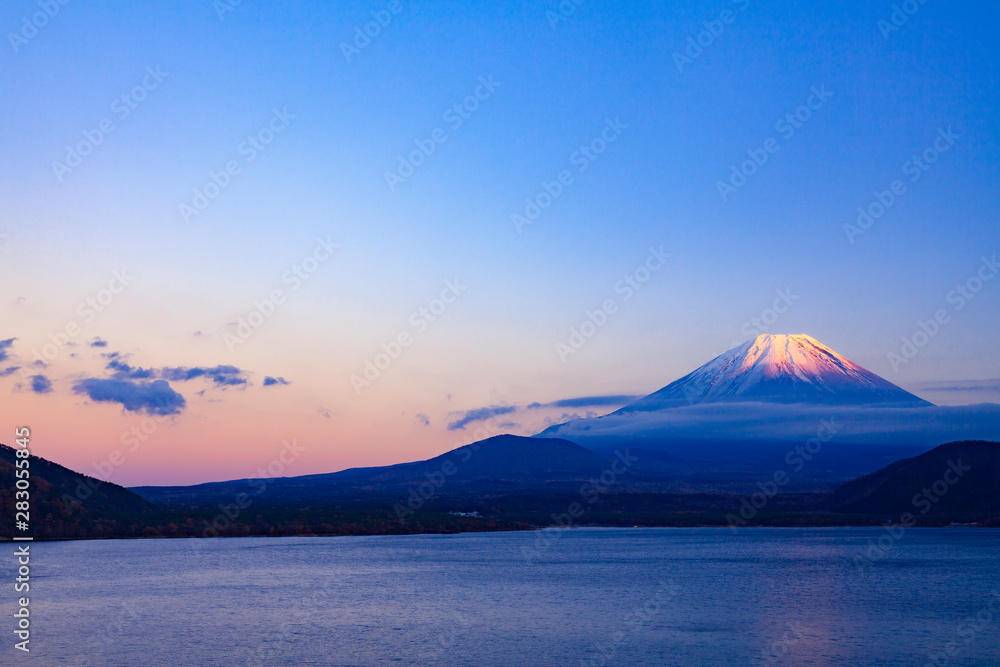 夕日を浴びた富士山、山梨県本栖湖にて