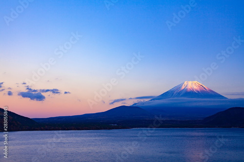 夕日を浴びた富士山、山梨県本栖湖にて