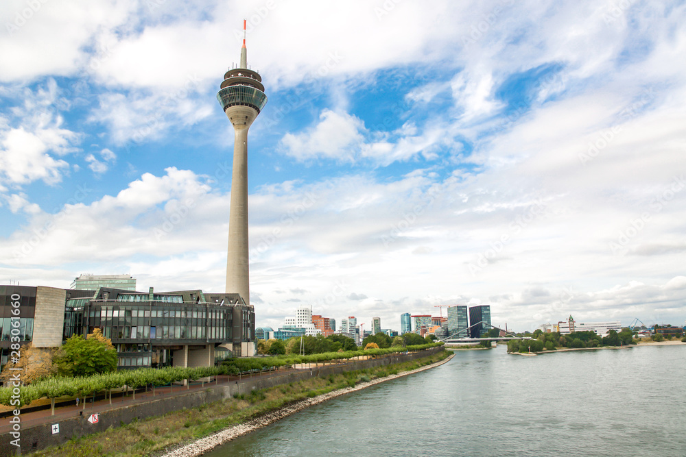 Obraz premium Rheinturm w Düsseldorfie - Niemcy