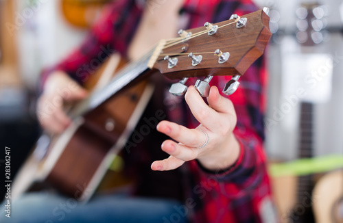 Fotografie Close up of fingers holding guitar pegs