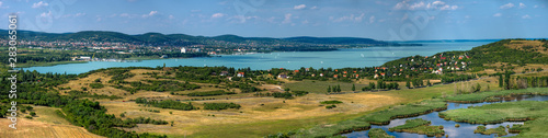 Fotografie, Obraz Die Landschaft auf Tihany, einer Halbinsel im Plattensee, Ungarn