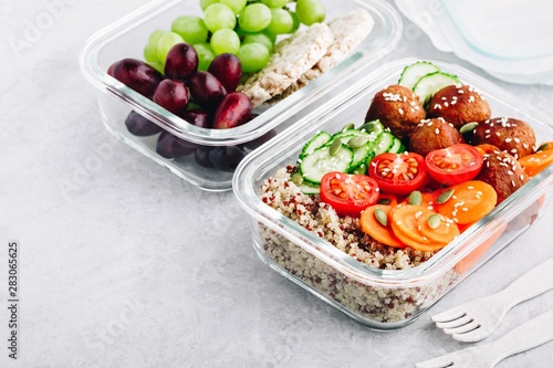Foto Meal prep lunch box containers with quinoa, meatballs cucumbers, carrots and pum