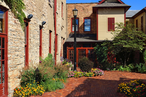 Photo cobblestone courtyard and flowers